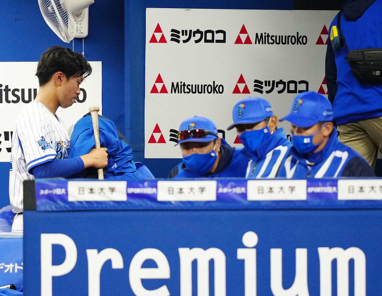 DeNA対中日　4回表終了後、ベンチ奥へ引き揚げるDeNA先発の入江（左端）。右端は三浦監督（撮影・江口和貴）