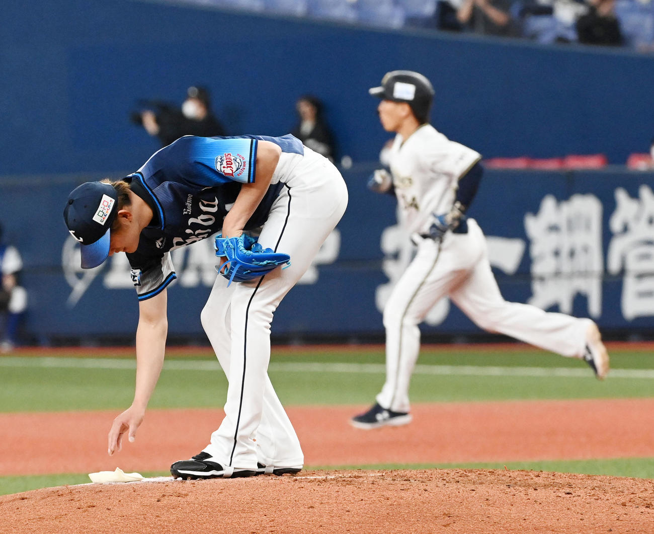 オリックス対西武　4回裏オリックス1死、吉田正にバックスクリーンへ先制本塁打を打たれがっくりする今井（撮影・前岡正明）