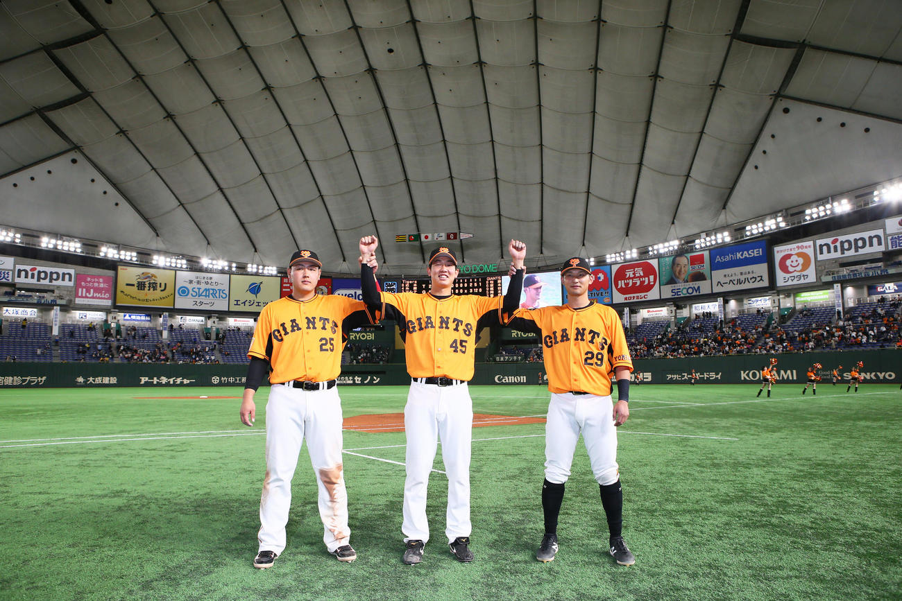 巨人対阪神　勝利し笑顔を見せる巨人の、左から岡本和、畠、吉川尚（撮影・足立雅史）