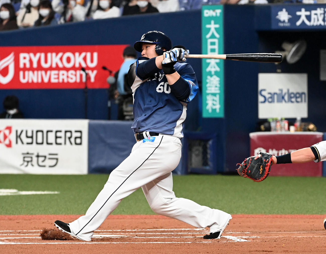 オリックス対西武　6回表西武無死二、三塁、中村は左前適時打を放つ（撮影・前岡正明）