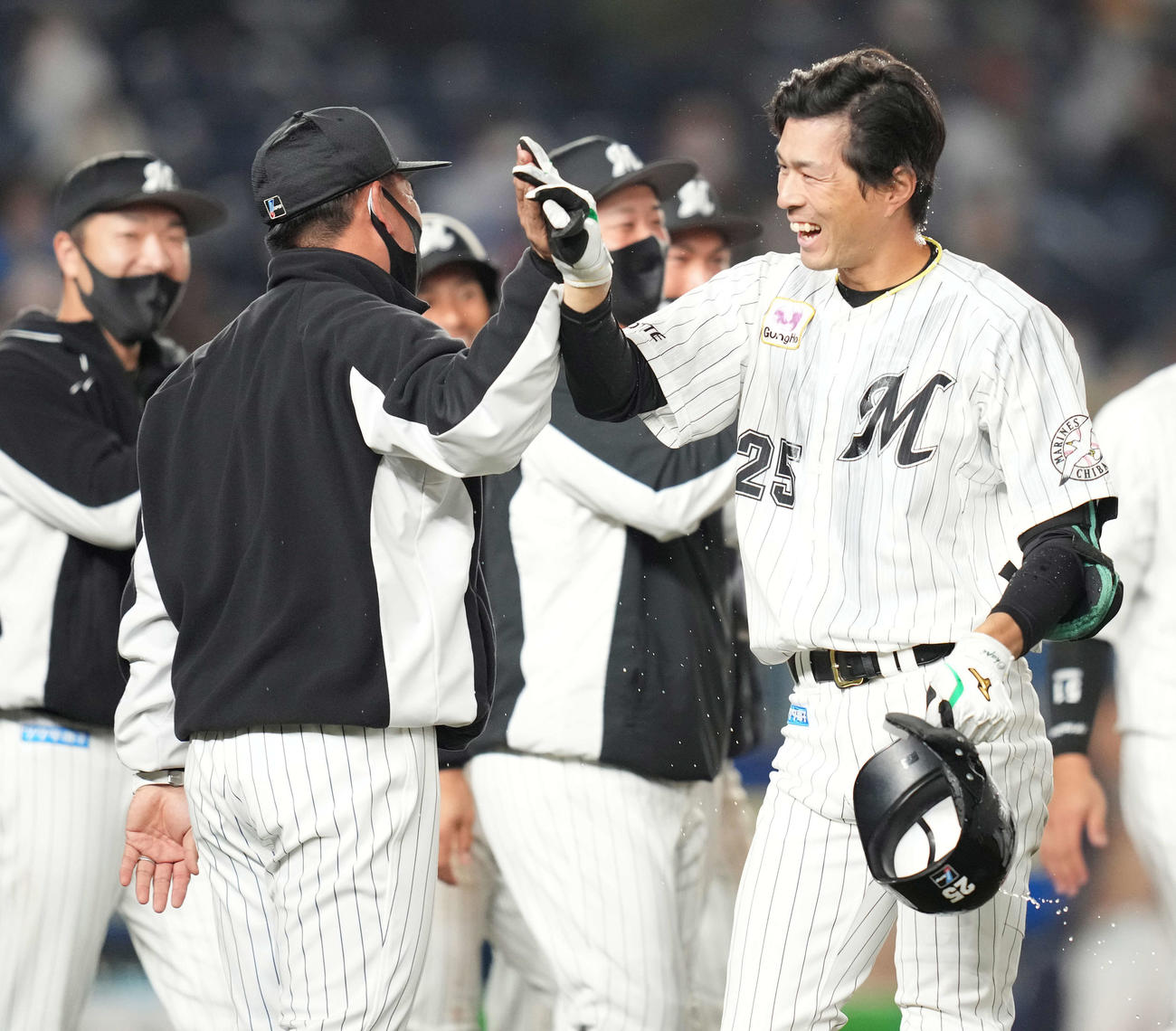ロッテ対日本ハム　サヨナラ本塁打を放ったロッテ岡（右）は井口監督とタッチを交わす（撮影・鈴木みどり）