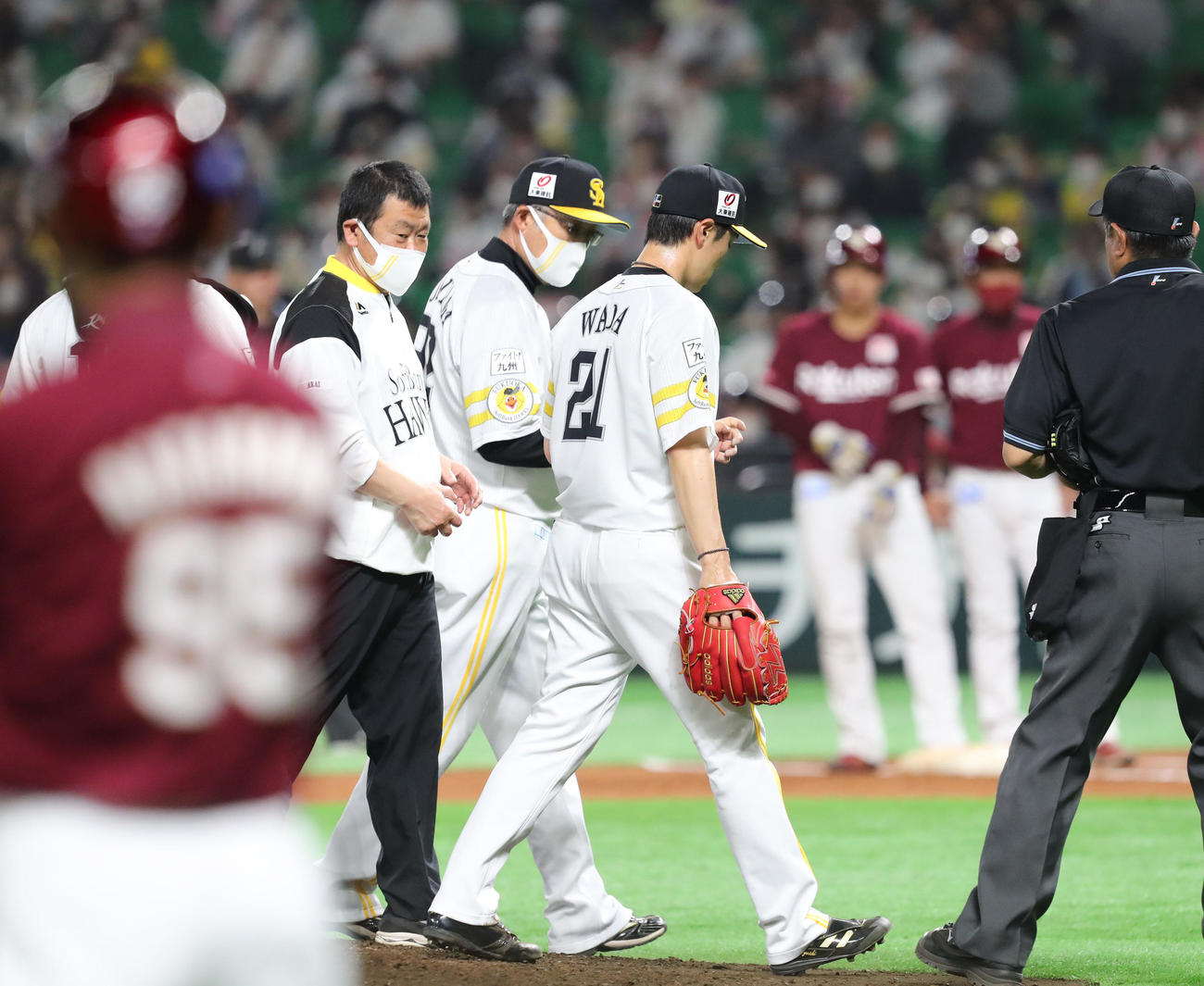 ソフトバンク対楽天　6回途中、負傷した和田毅は治療のためベンチに向かう、そのまま交代となる（撮影・梅根麻紀）
