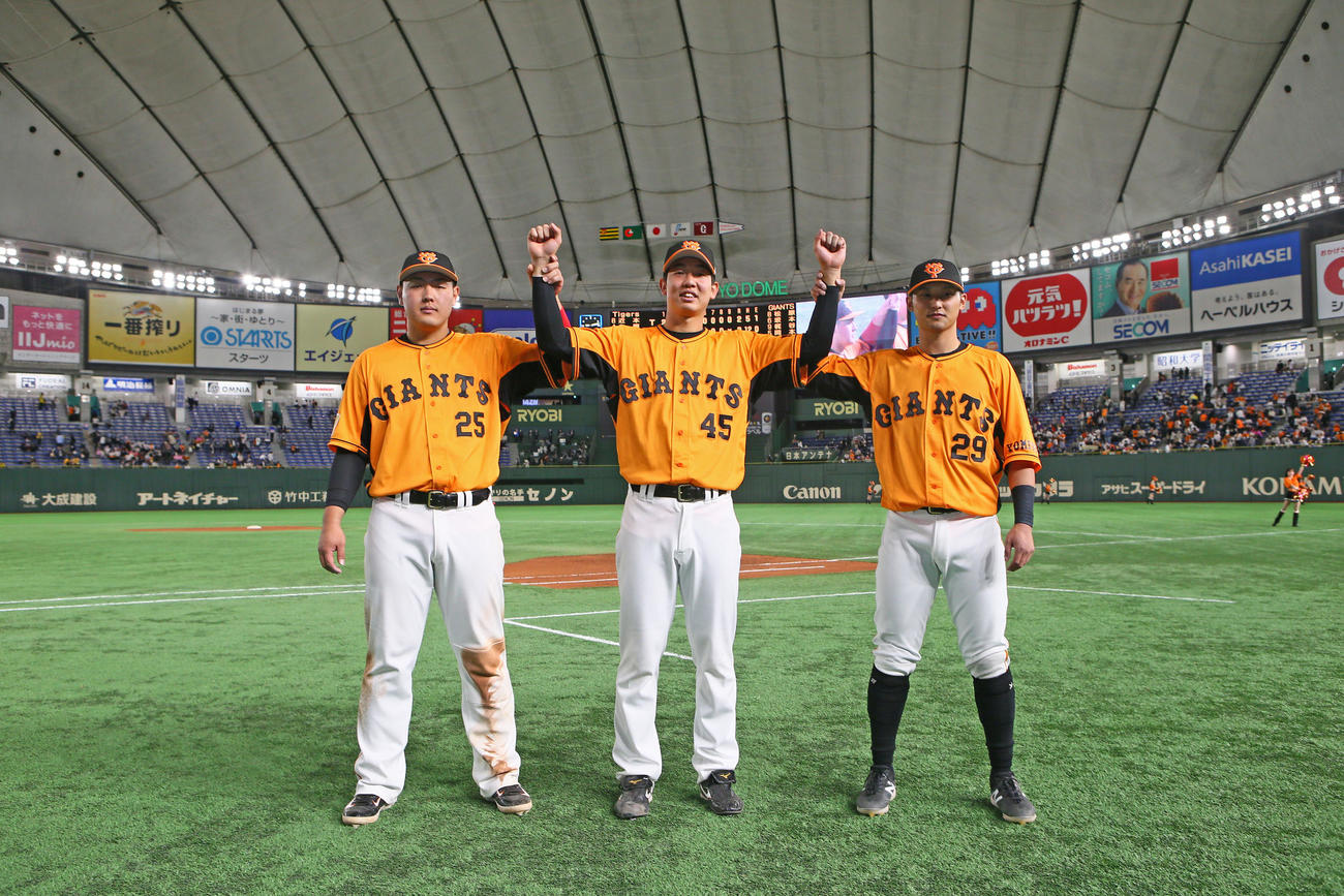 巨人対阪神　勝利し笑顔を見せる巨人の、左から岡本和、畠、吉川尚（撮影・足立雅史）