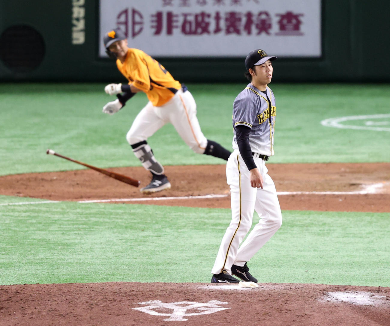 巨人対阪神　6回裏巨人2死一、二塁、吉川に適時打を打たれる阪神青柳（撮影・狩俣裕三）
