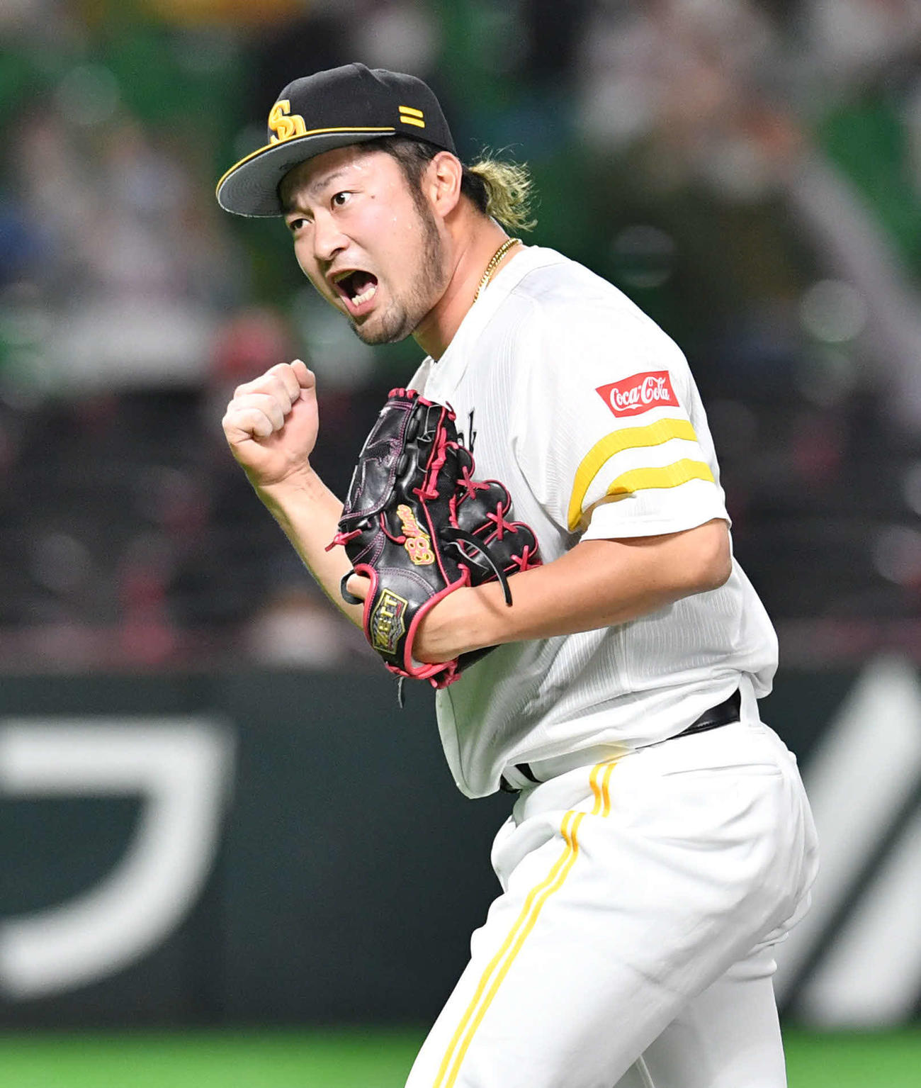 ソフトバンク対楽天　9回表楽天2死一、三塁、茂木を空振り三振に仕留め、ガッツポーズしながらほえる森（撮影・岩下翔太）