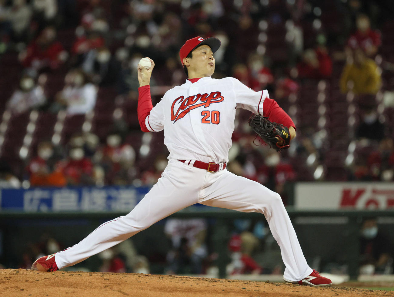 広島対ヤクルト　9回表を無失点に抑えた栗林（撮影・加藤孝規）