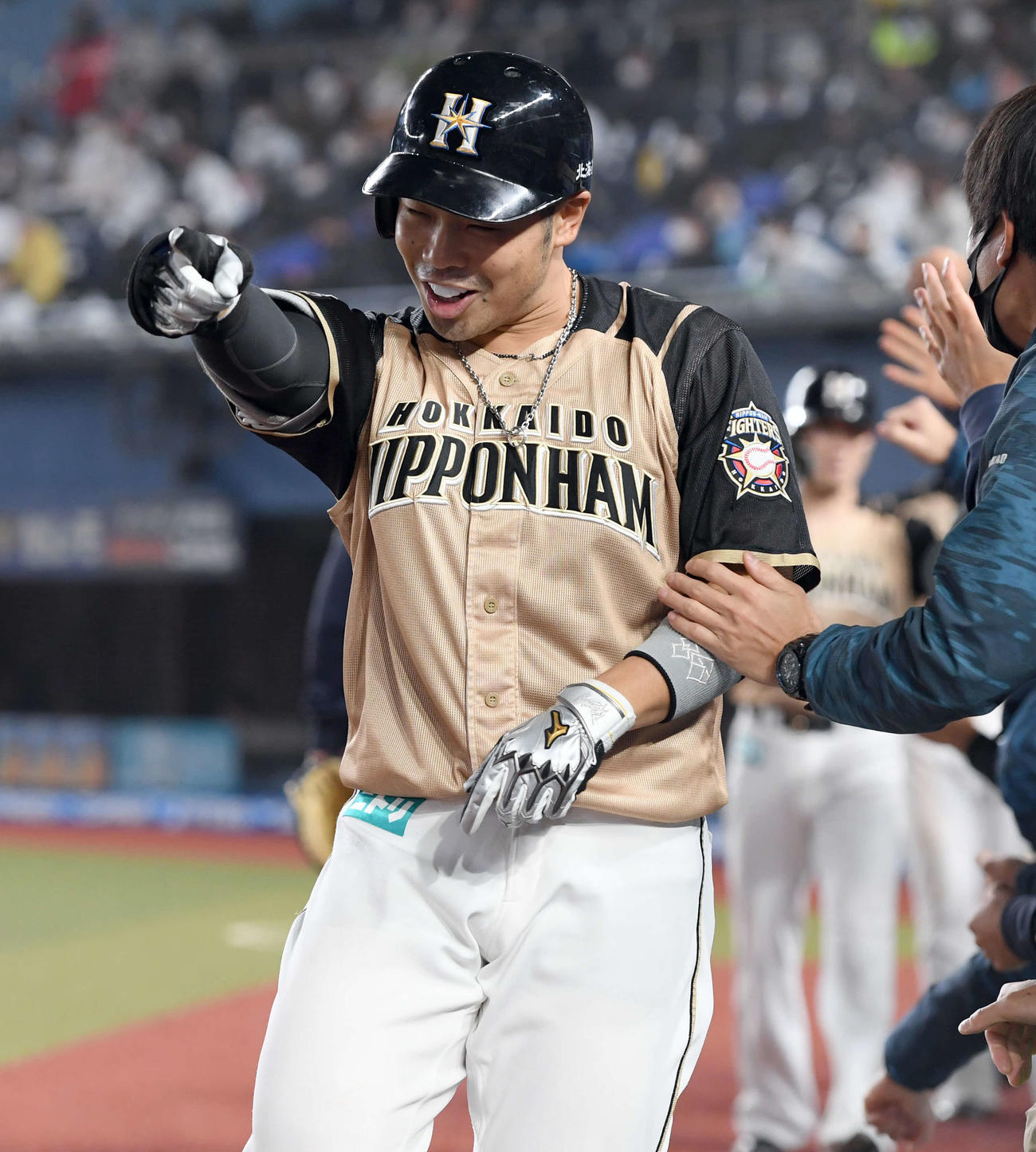 ロッテ対日本ハム　5回表日本ハム2死一塁、三塁、左越えに3点本塁打を放ちポーズを決める近藤（撮影・たえ見朱実）