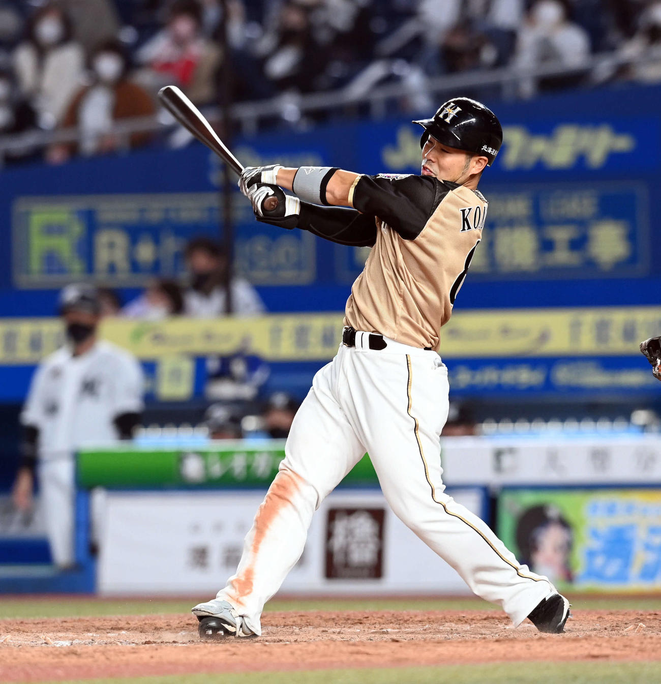 ロッテ対日本ハム　5回表日本ハム2死一塁、三塁、左越えに3号3点本塁打を放つ近藤（撮影・たえ見朱実）