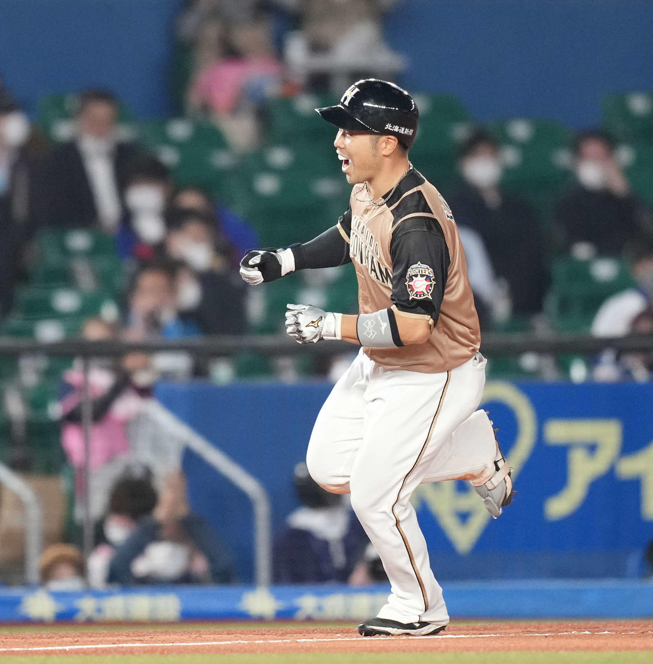 ロッテ対日本ハム　5回表日本ハム2死一、三塁、左越え3点本塁打を放った近藤は笑顔でダイヤモンドをまわる（撮影・鈴木みどり）