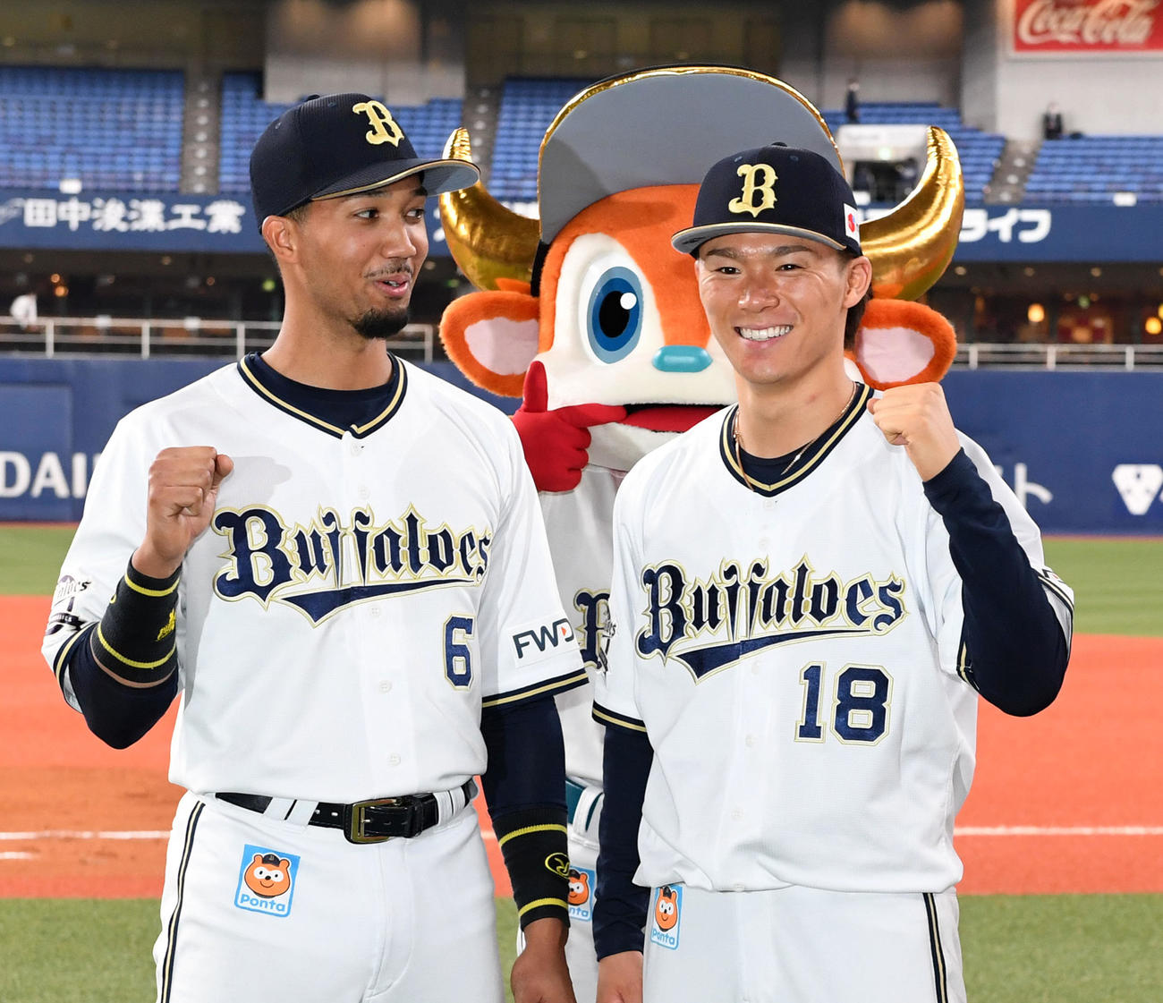 オリックス対西武　ヒーローの宗（左）と山本は笑顔でガッツポーズ（撮影・前岡正明）