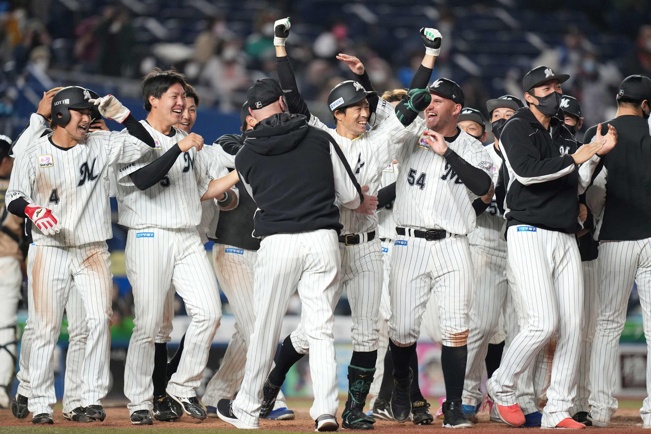 ロッテ対日本ハム　9回裏ロッテ2死一塁、サヨナラの中越え2点本塁打を放った岡（中央）はナインと歓喜する（撮影・鈴木みどり）