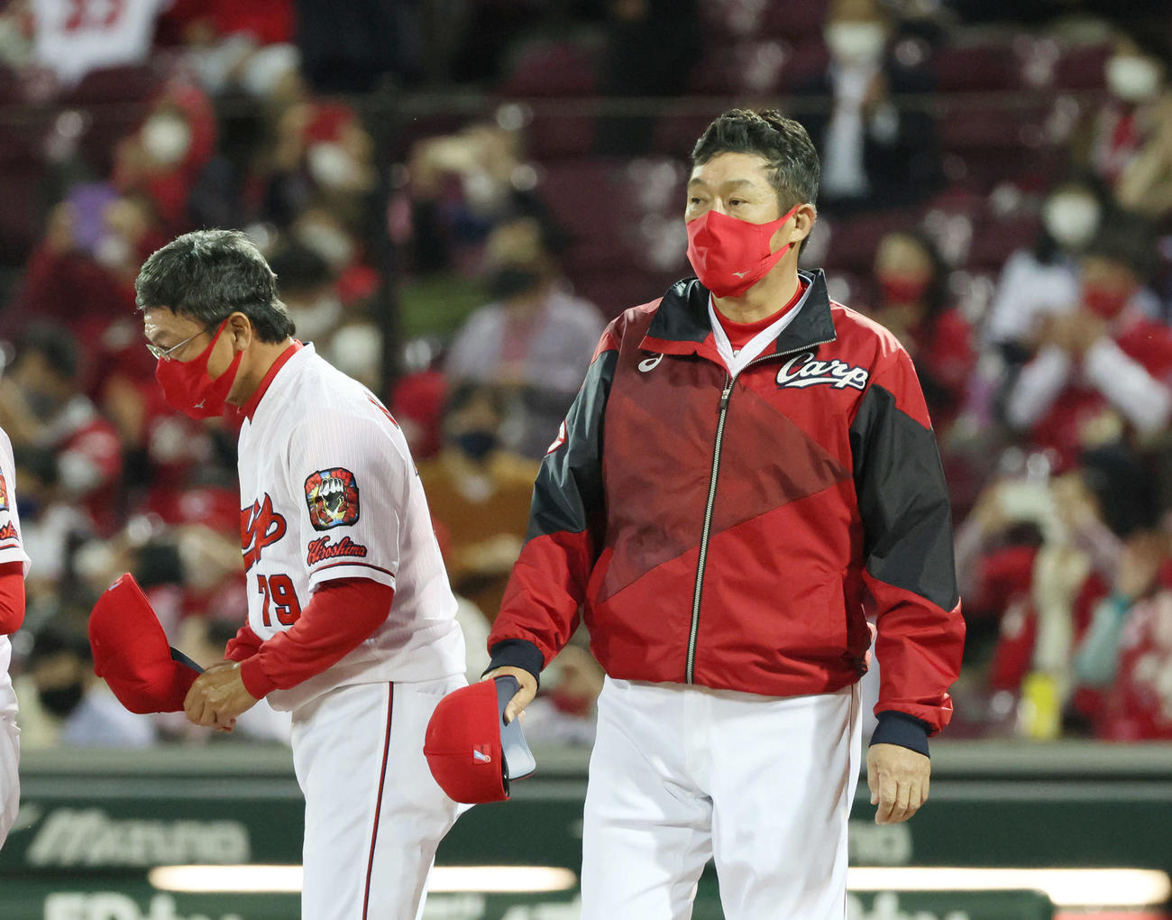 広島対ヤクルト　試合は1対1のドロー。佐々岡監督（右）と河田ヘッドコーチ（撮影・加藤孝規）