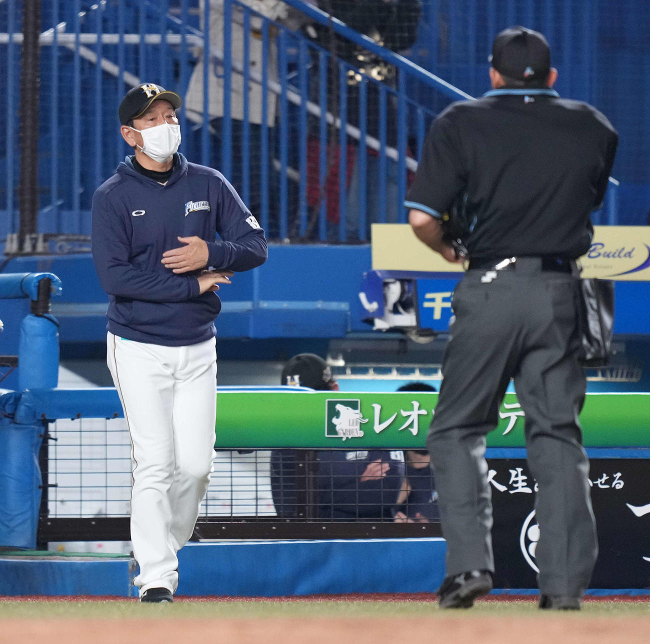ロッテ対日本ハム　8回裏開始前に先発伊藤の降板を告げる日本ハム栗山監督（撮影・鈴木みどり）