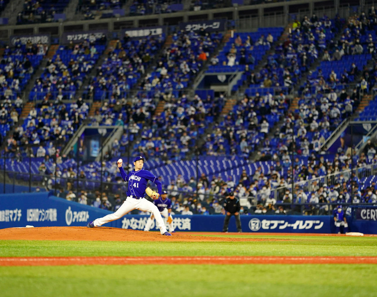 DeNA対中日　7回裏、力投する中日先発の勝野（撮影・江口和貴）
