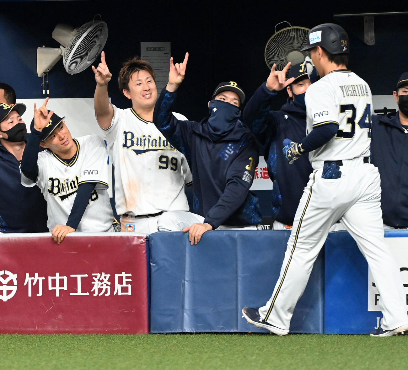 オリックス対西武　4回裏オリックス1死、バックスクリーンへ先制本塁打を放った吉田正を迎える山本（左）らオリックスナイン（撮影・前岡正明）