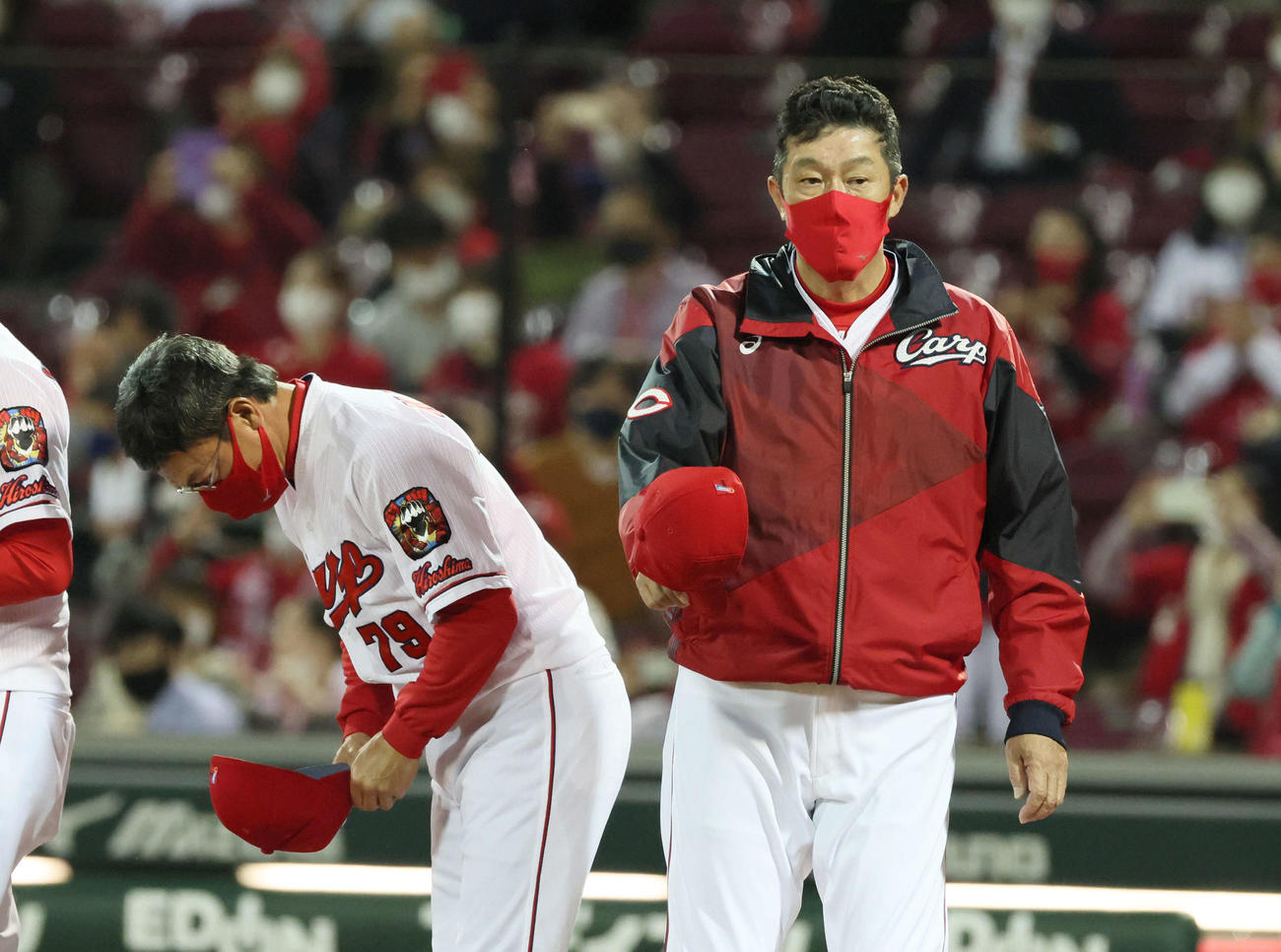 引き分けで試合を終えあいさつする佐々岡監督（右）と河田ヘッドコーチ（撮影・加藤孝規）