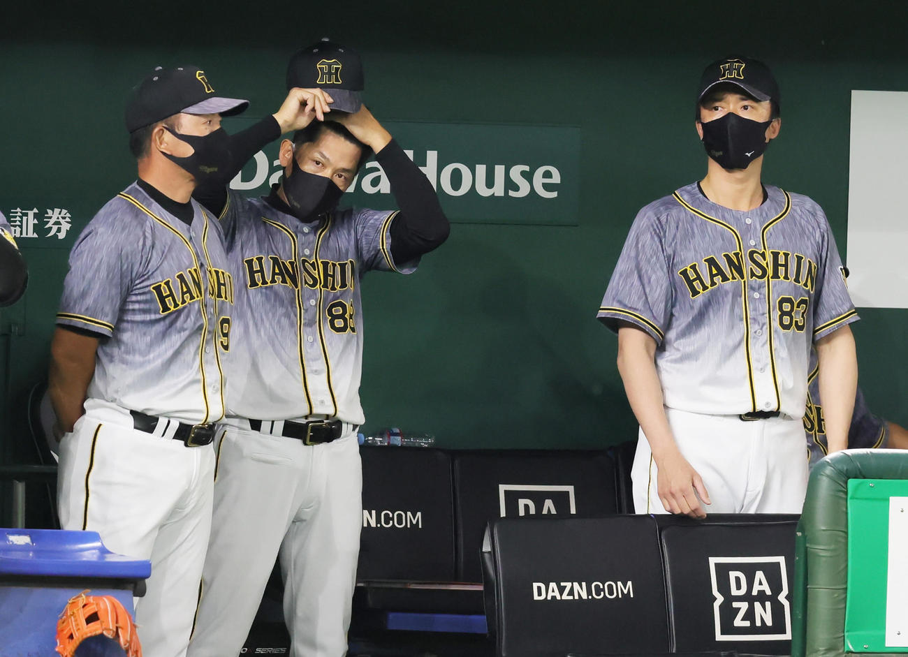 巨人対阪神　ベンチで浮かない表情を見せる阪神矢野監督（中央）（撮影・足立雅史）