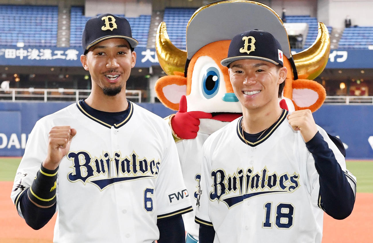 オリックス対西武　ヒーローの宗（左）と山本は笑顔でガッツポーズ（撮影・前岡正明）