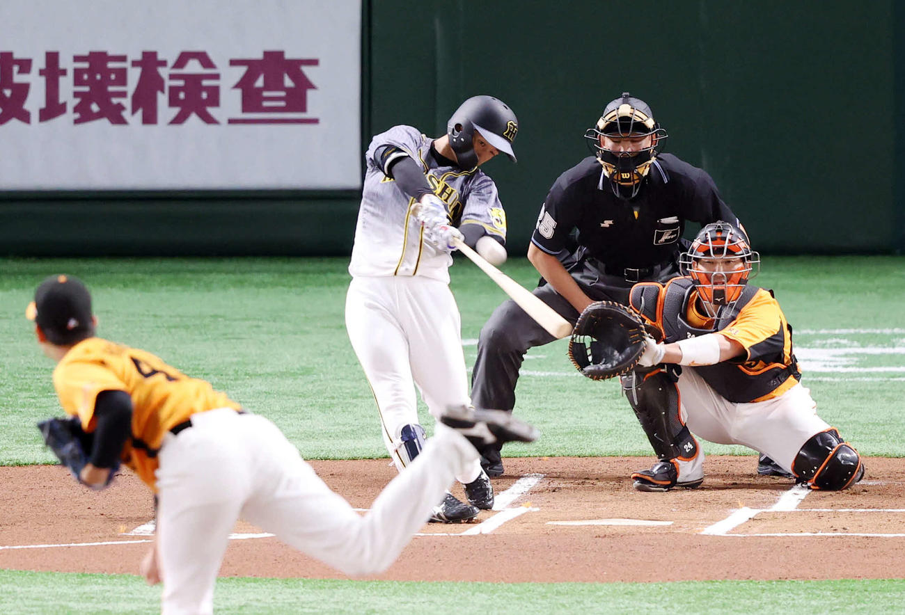 巨人対阪神　1回表阪神無死、先頭打者本塁打を放つ近本。投手畠（撮影・狩俣裕三）