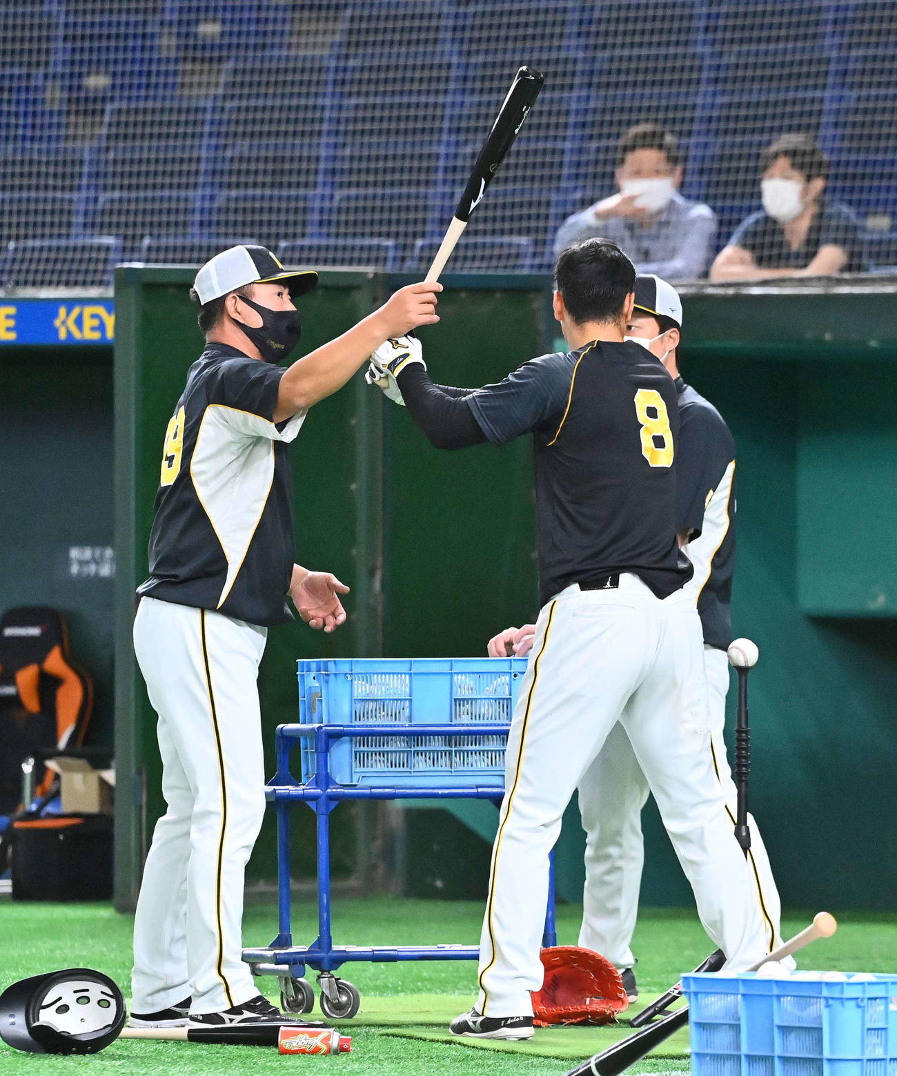 巨人対阪神　井上一樹ヘッドコーチ（左）の打撃指導を受ける佐藤輝（撮影・上田博志）
