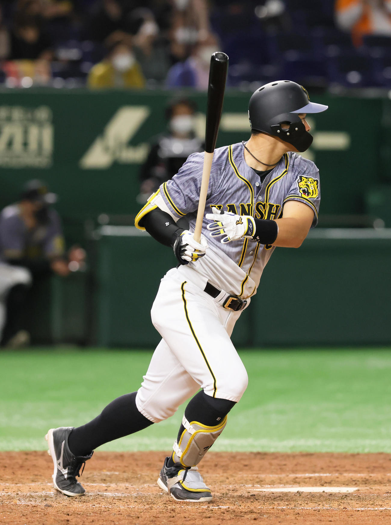 巨人対阪神　3回表阪神2死一、二塁、左前適時打を放つ佐藤輝（撮影・足立雅史）