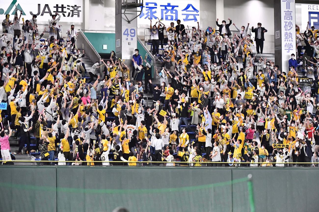 巨人対阪神　6回表阪神2死一塁、左越え2点本塁打を放つ北條の着弾点（撮影・上田博志）
