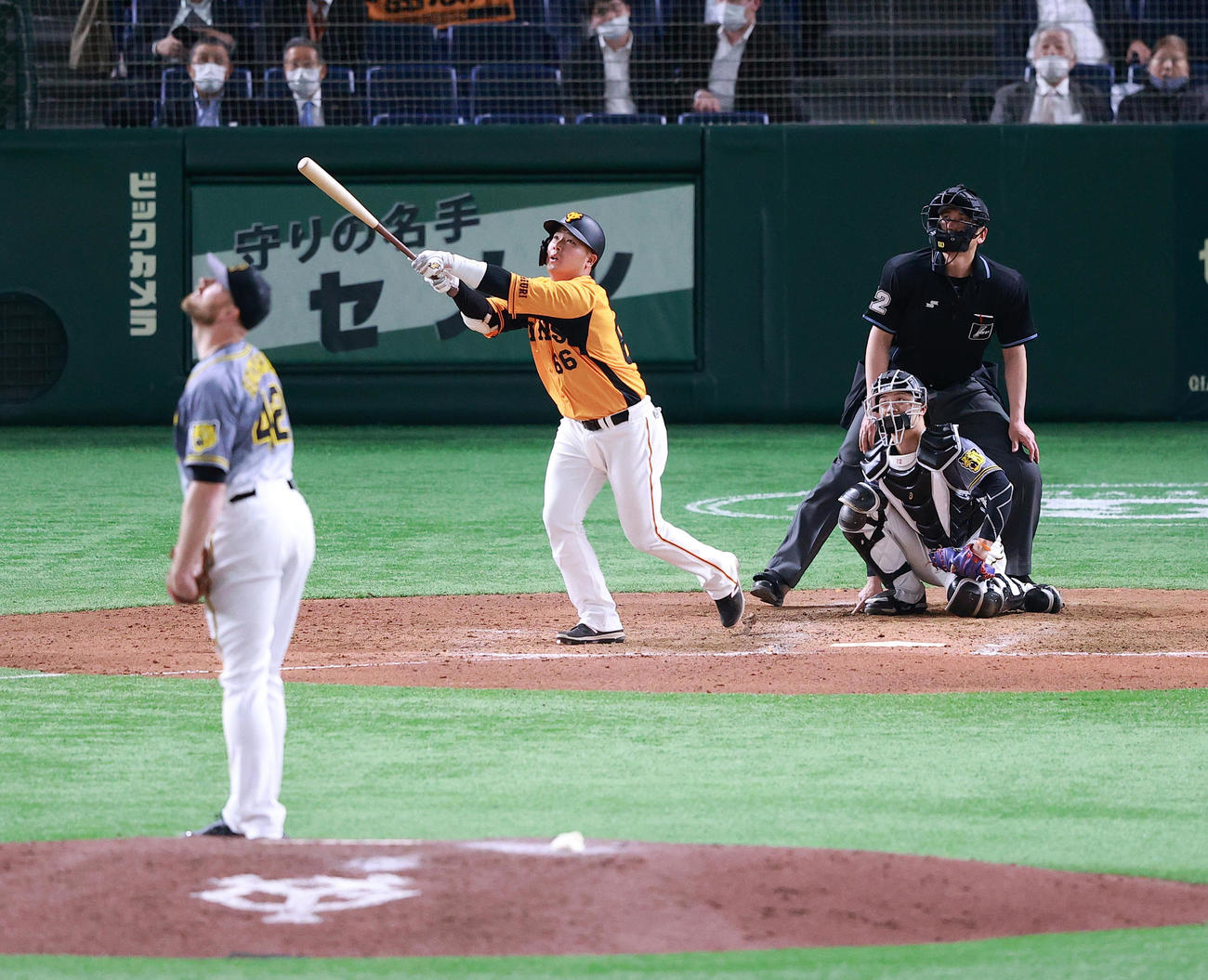 巨人対阪神　7回裏巨人無死、香月は右越えソロ本塁打を放つ。投手エドワーズ（撮影・浅見桂子）