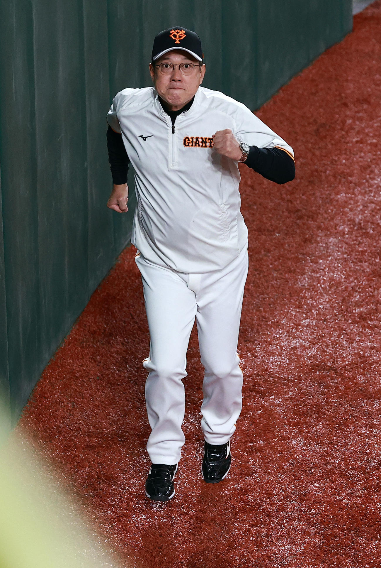 巨人対阪神　試合前練習中、外野をウォーキングしていた巨人原辰徳監督は、カメラマンを見つけると突然ダッシュしてジャンプでガッツポーズ（撮影・浅見桂子）