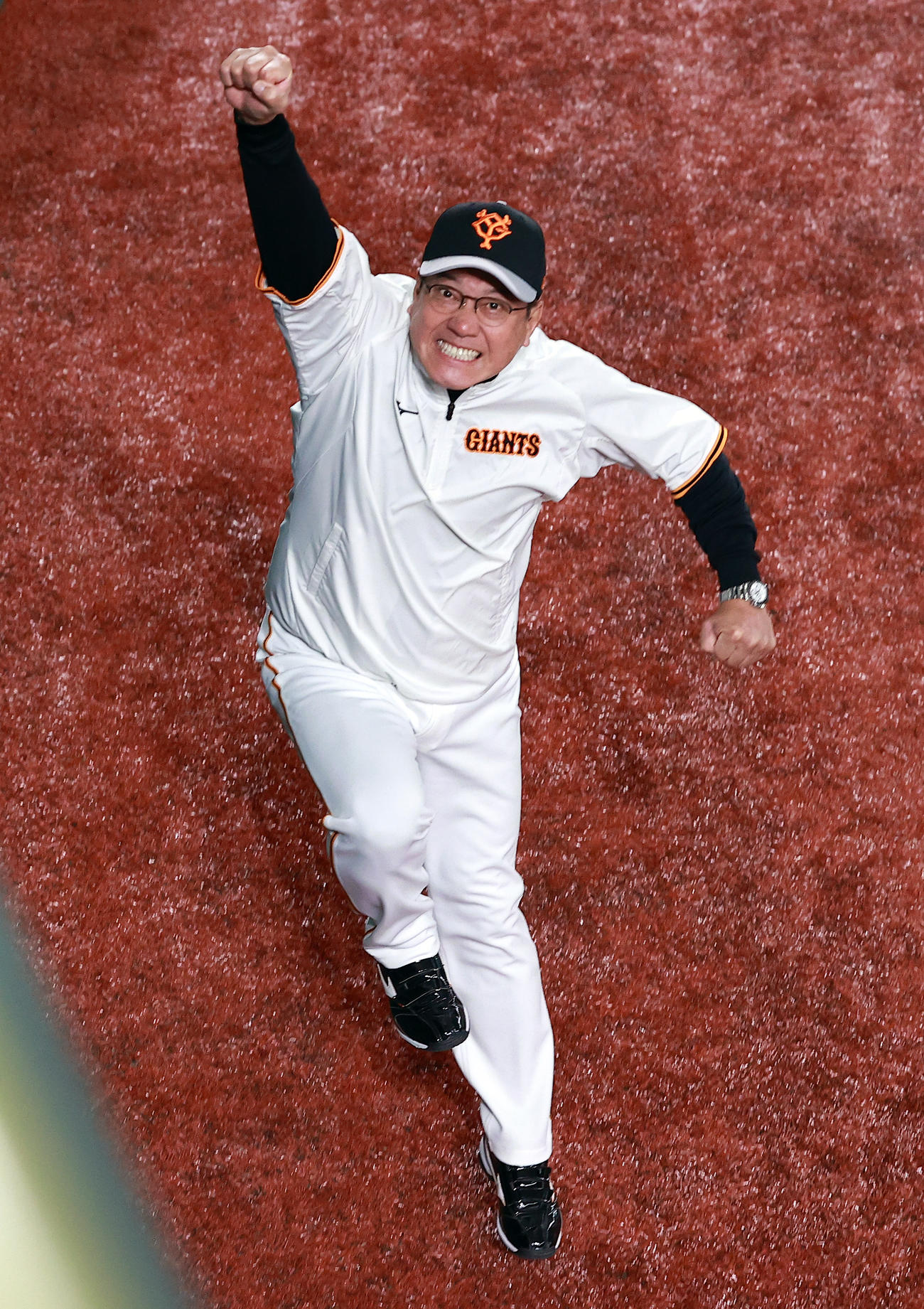 巨人対阪神　試合前練習中、外野をウォーキングしていた巨人原辰徳監督は、カメラマンを見つけると突然ダッシュしてジャンプでガッツポーズ（撮影・浅見桂子）