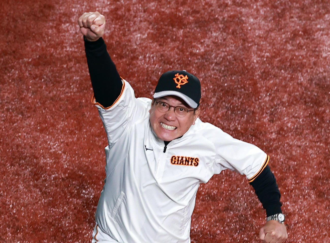 巨人対阪神　試合前練習中、外野をウォーキングしていた巨人原辰徳監督は、カメラマンを見つけると突然ダッシュしてジャンプでガッツポーズ（撮影・浅見桂子）