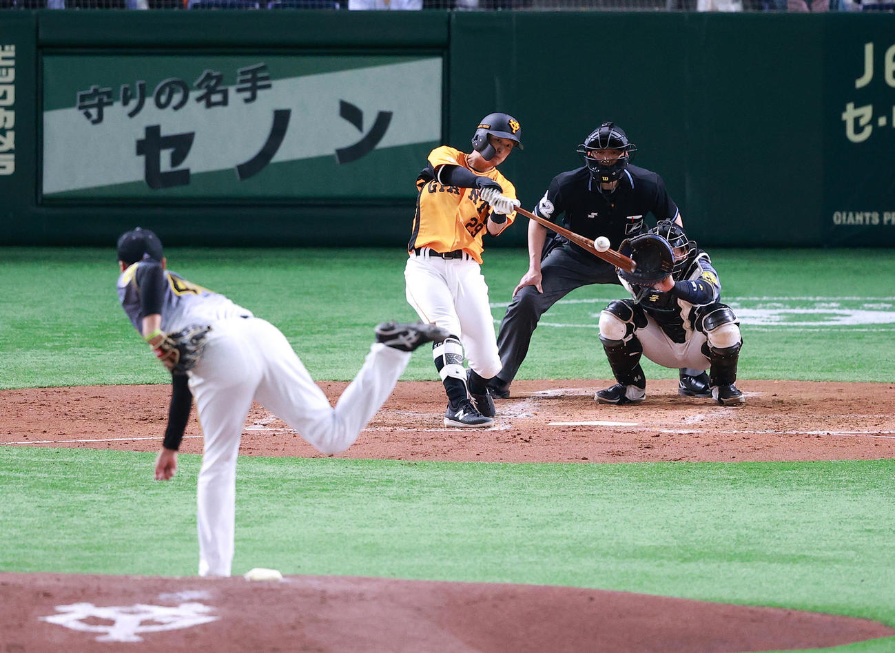 巨人対阪神　2回裏巨人無死、吉川は右越えソロ本塁打を放つ。投手秋山（撮影・浅見桂子）
