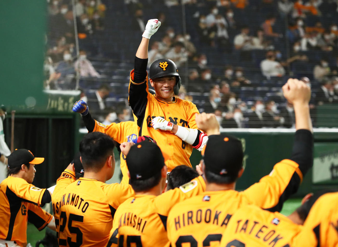 巨人対阪神　2回裏巨人1死一塁、坂本は2点本塁打を放ちガッツポーズ（撮影・足立雅史）