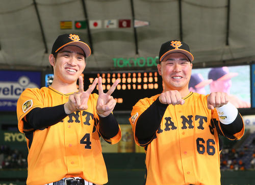 巨人対阪神 4勝目を挙げた巨人高橋(左)と本塁打の香月は笑顔でポーズ(撮影・足立雅史)