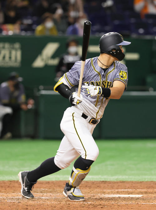 巨人対阪神 3回表阪神2死一、二塁、左前適時打を放つ佐藤輝(撮影・足立雅史)