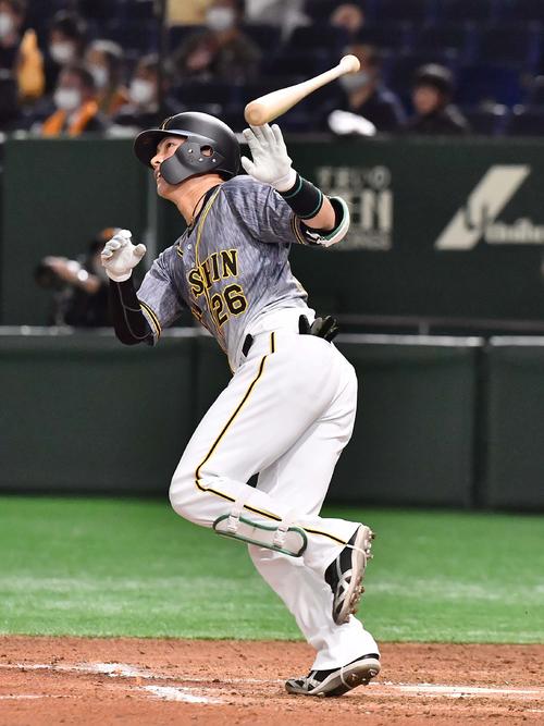 巨人対阪神 6回表阪神2死一塁、左越え2点本塁打を放つ北條(撮影・上田博志)