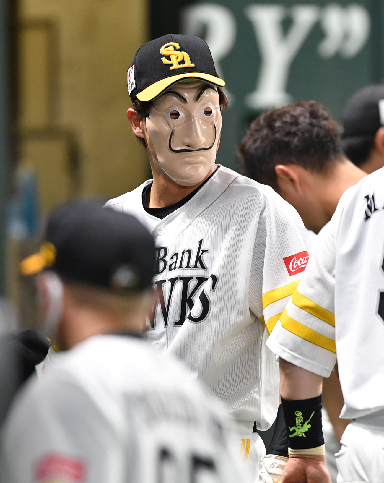 お面をつけて声出しを行った柳田（撮影・岩下翔太）
