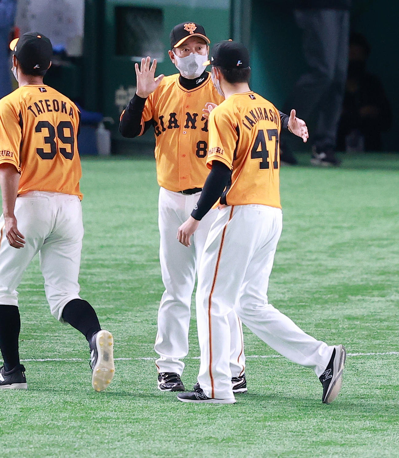 巨人対阪神　2連勝し、ほっとした表情で原監督は高橋を迎える（撮影・浅見桂子）