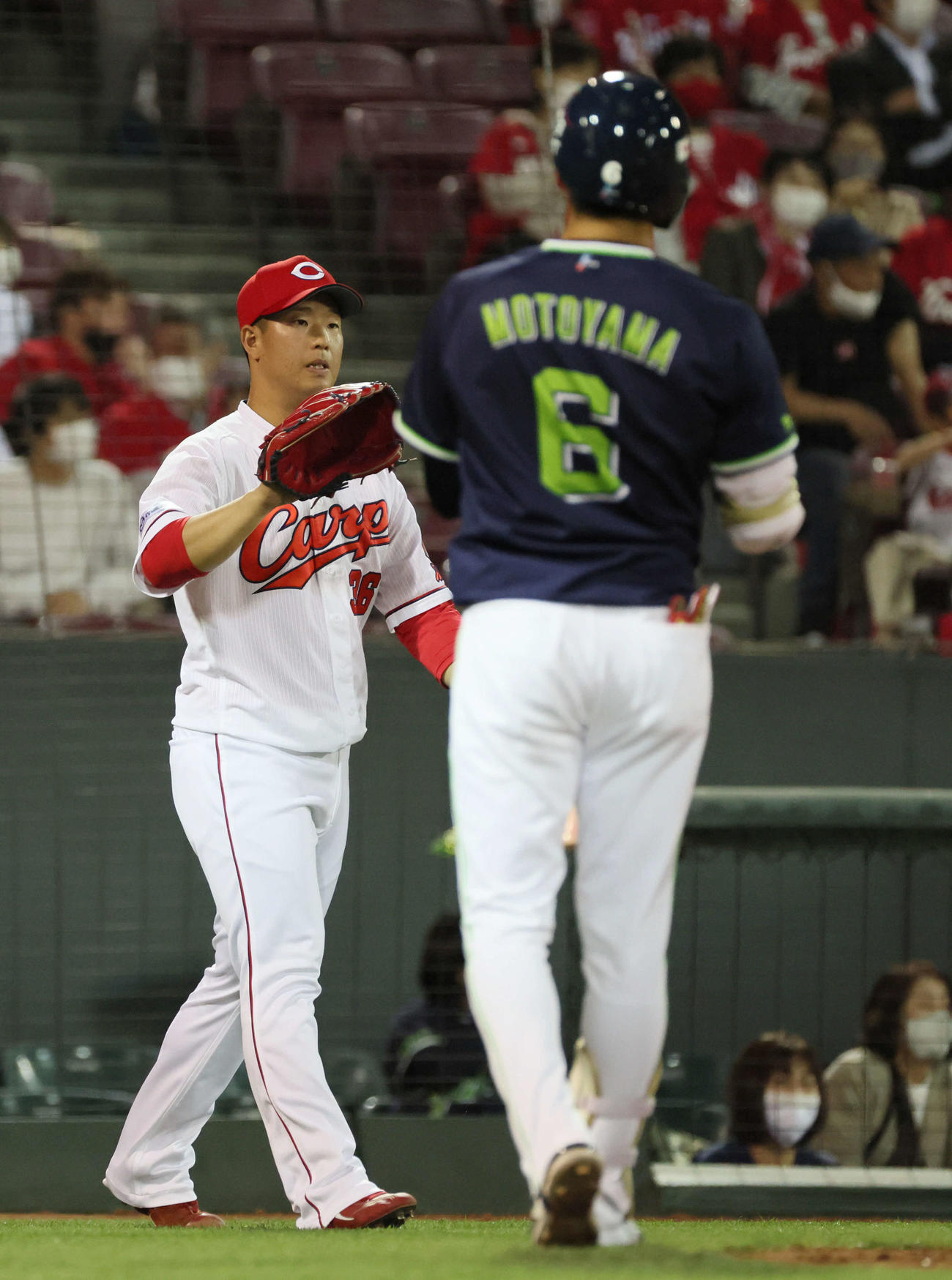 広島対ヤクルト　8回表ヤクルト1死一、二塁、山崎に勝ち越しの中越え2点適時三塁打を打たれた塹江（撮影・加藤孝規）