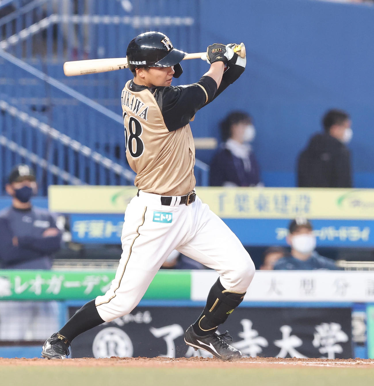 ロッテ対日本ハム　2回表日本ハム1死一塁、左翼に適時二塁打を放つ石川亮（撮影・垰建太）