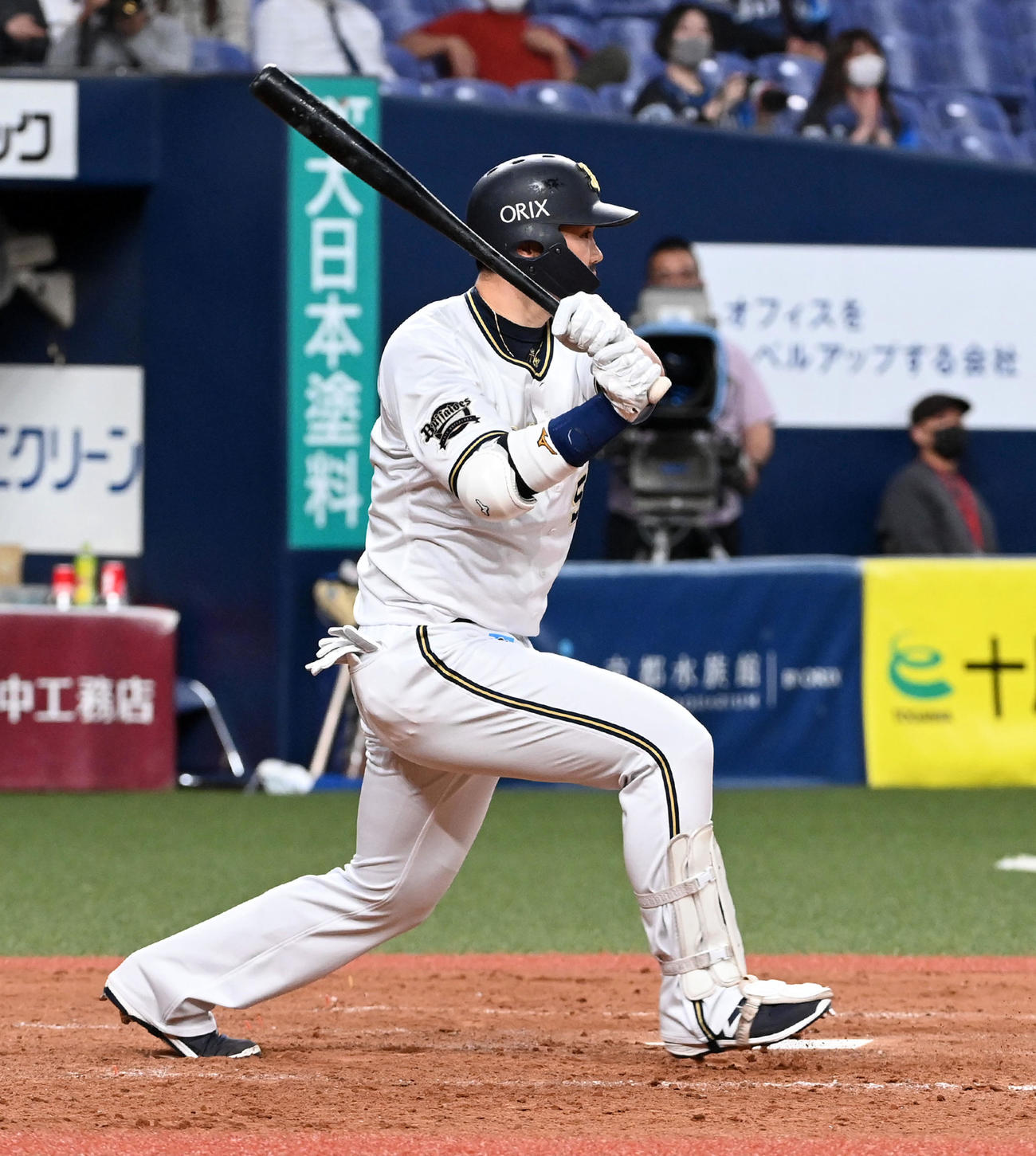 オリックス対西武　5回裏オリックス2死二塁、T－岡田は中前適時打を放つ（撮影・前岡正明）
