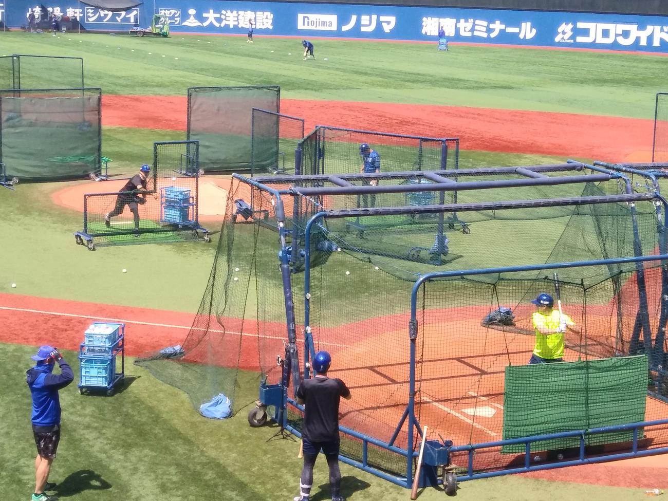 試合前に早出特打で打撃投手を務めたDeNA三浦監督。打者は佐野