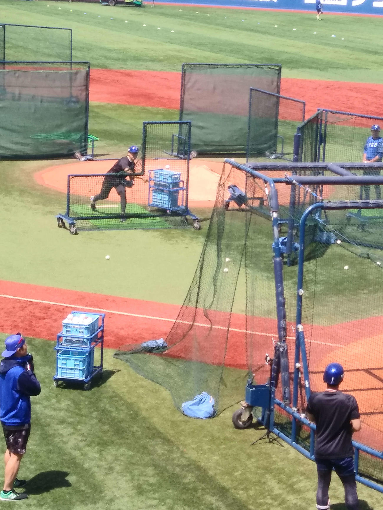 試合前に佐野と桑原の早出特打で打撃投手を務めたDeNA三浦大輔監督