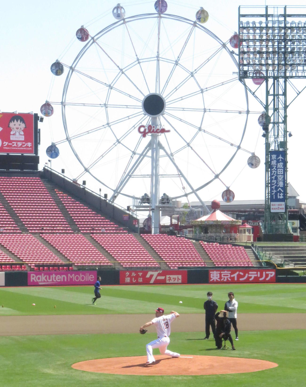 楽天生命パークのマウンドで投球練習を行う楽天田中将（撮影・桑原幹久）