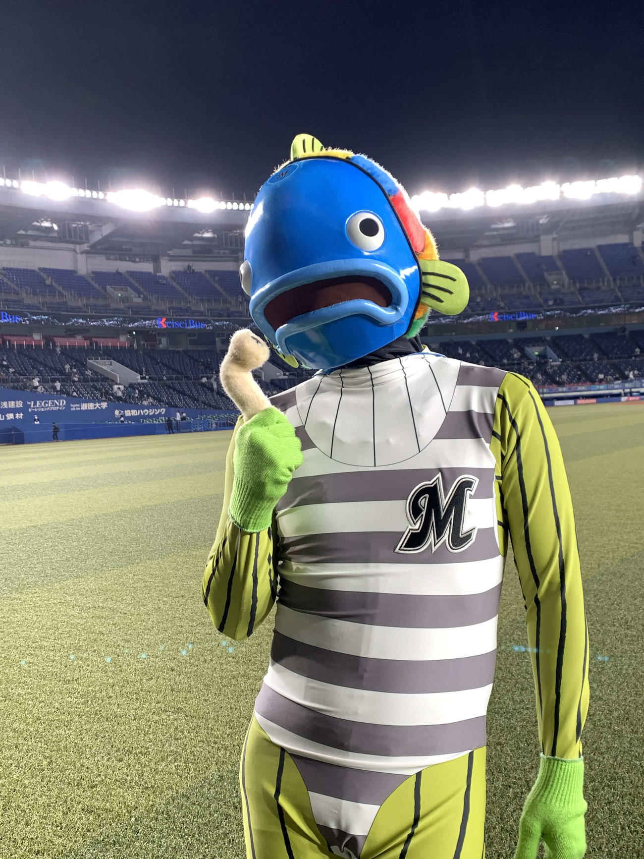 ラジオ出演が決まったロッテ公式キャラクターの「謎の魚」（球団提供）