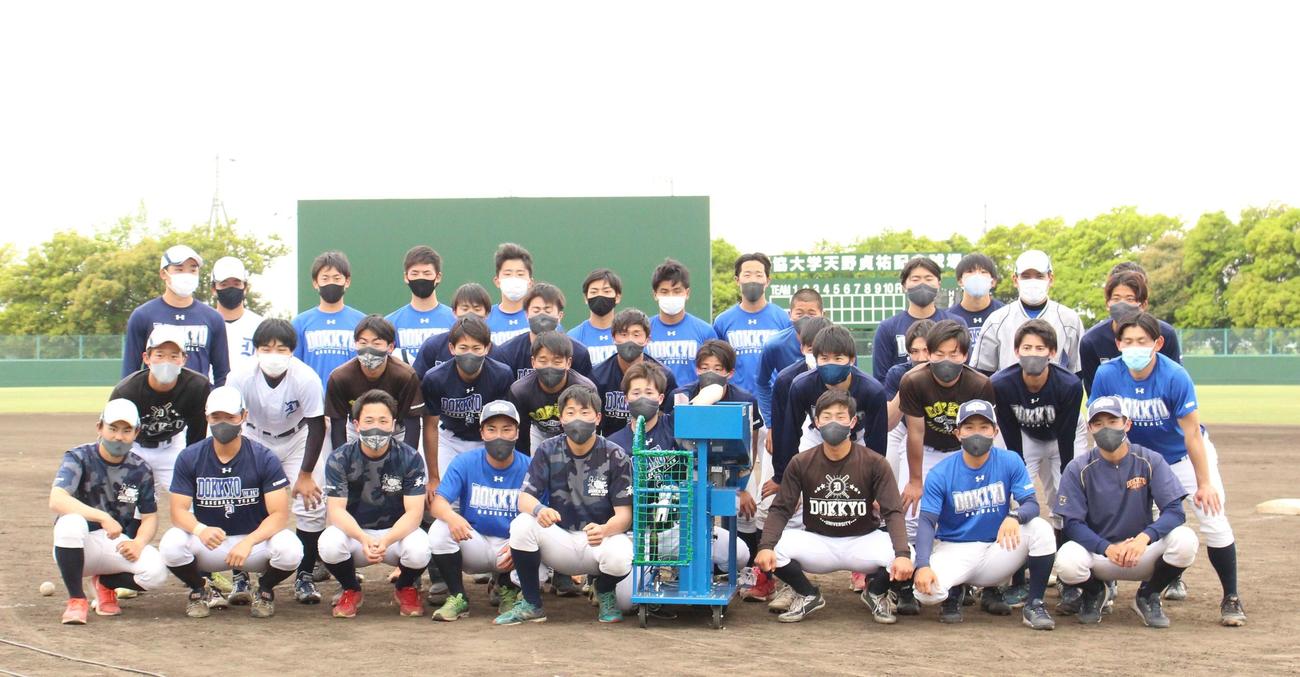 ヤクルト並木秀尊が母校独協大に寄贈したトスマシンと選手たち（撮影・保坂恭子）