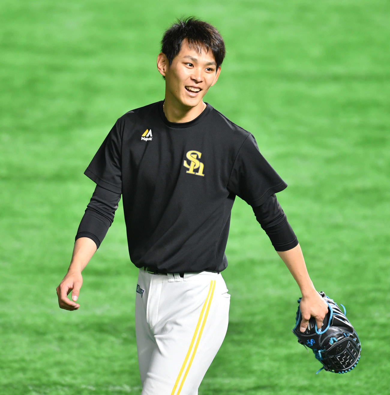 談笑しながら移動する泉（撮影・岩下翔太）