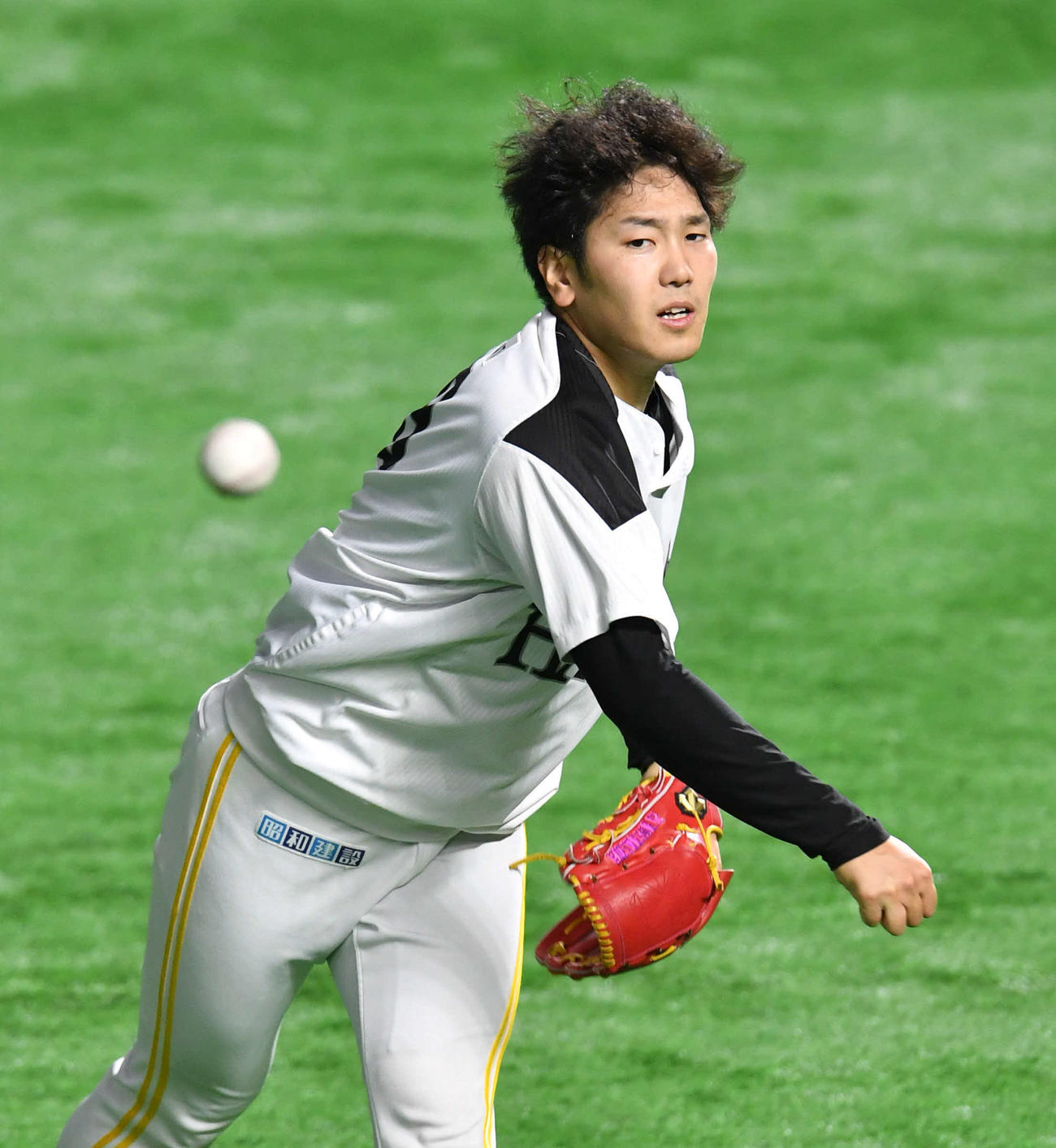 キャッチボールを行う石川（撮影・岩下翔太）