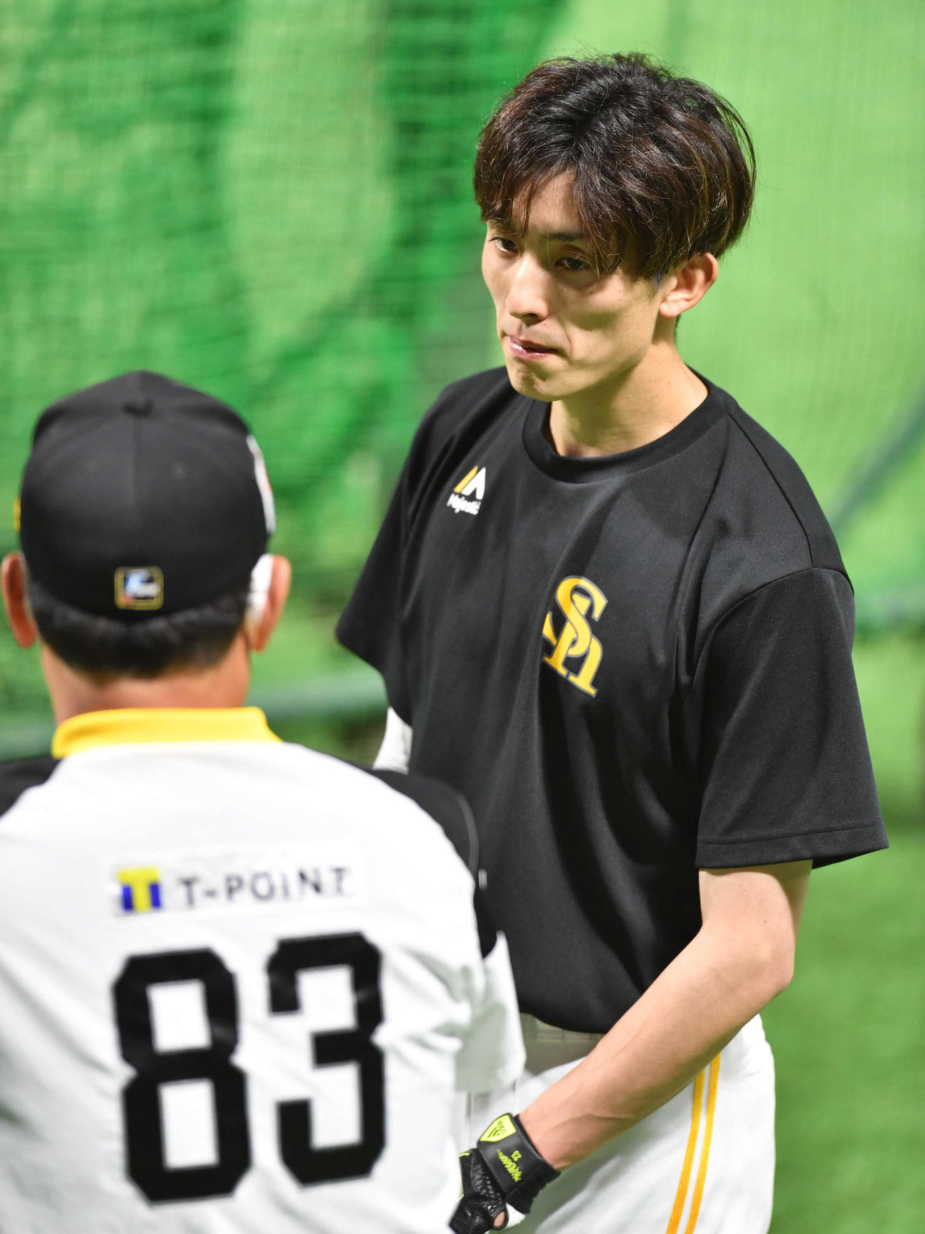 フリー打撃を終え、立花義家打撃コーチ（左）と話す周東佑京（撮影・岩下翔太）