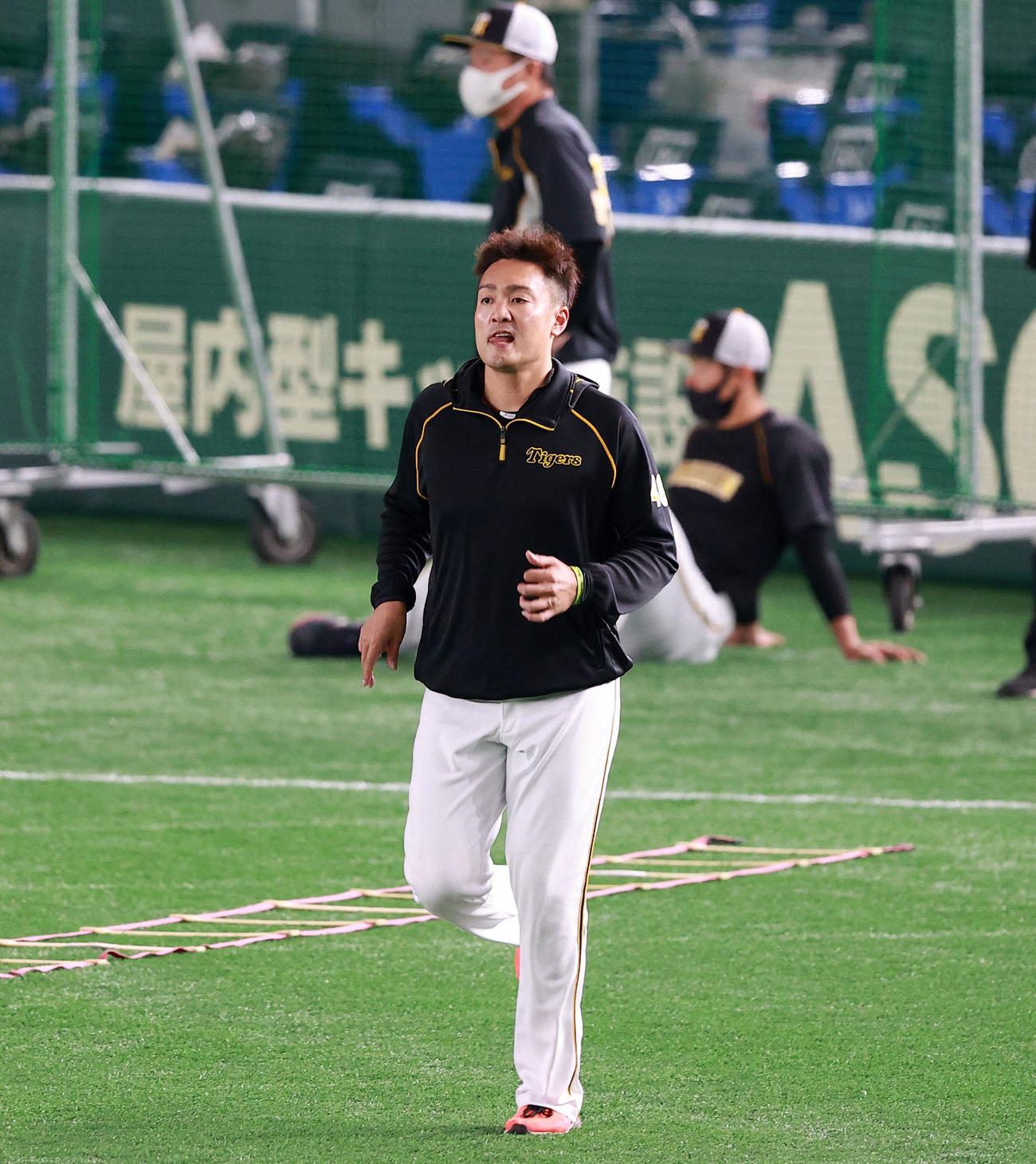 巨人対阪神　試合前練習でウォームアップする阪神の秋山（撮影・浅見桂子）
