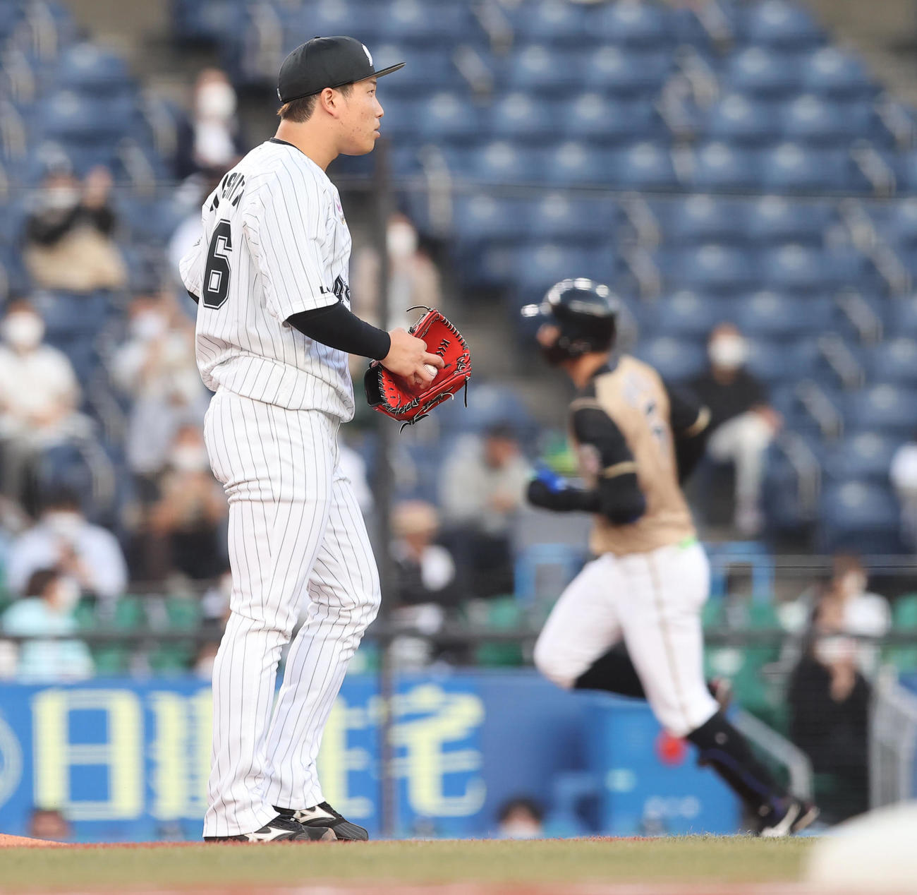 ロッテ対日本ハム　1回表日本ハム無死、大田（右）に先制の先頭打者本塁打を浴びる岩下（撮影・垰建太）